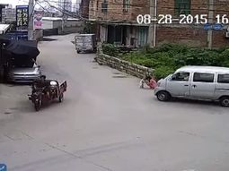 increible: un bebe fue atropellado, quedo abajo de la camioneta y se salvo increible: un bebe fue atropellado, quedo abajo de la camioneta y se salvo