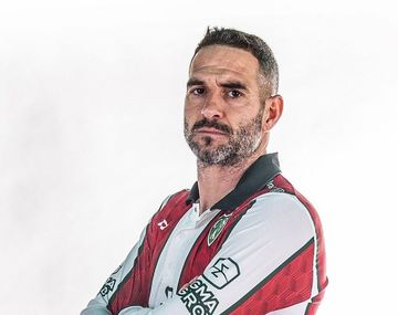 Sarmiento de Junín presentó una camiseta similar a la de Estudiantes para enfrentar a Gimnasia y Esgrima La Plata