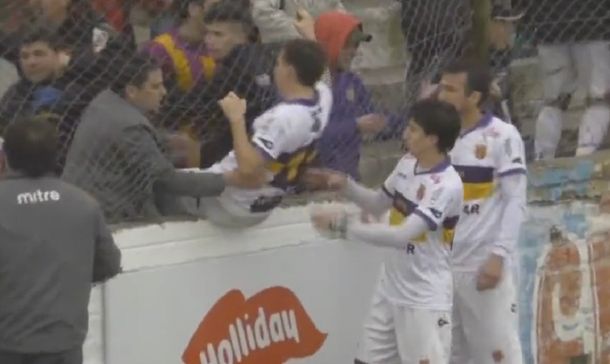 Barbarie en el Ascenso: los jugadores se tuvieron que escapar por la tribuna