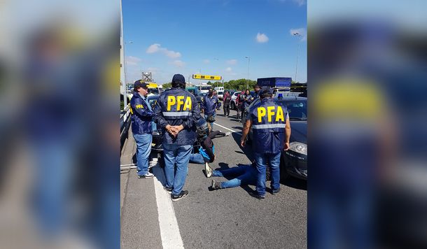 Un hombre se tiró de la Autopista 25 de Mayo porque lo perseguía la policía y murió