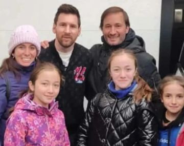 El mejor regalo: Messi sorprendió a una chica que viajó a festejar sus 15 en París