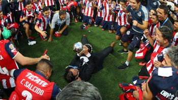 Almeyda celebra junto al trofeo en el medio de todo su plantel Almeyda celebra junto al trofeo en el medio de todo su plantel