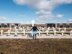 Emocionante video: Ángel Carabajal viajó a las Islas Malvinas y visitó el cementerio de Darwin