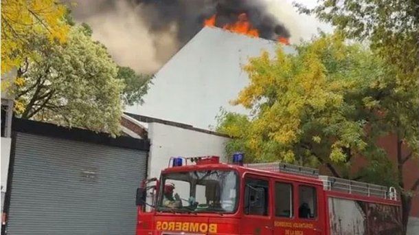 Incendio en Iron Mountain: demolieron una pared por peligro de derrumbe