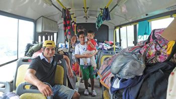 Una familia tucumana vive en un ómnibus Una familia tucumana vive en un ómnibus