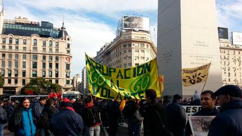 caos en la zona del obelisco por un piquete de choferes de la linea 60 caos en la zona del obelisco por un piquete de choferes de la linea 60