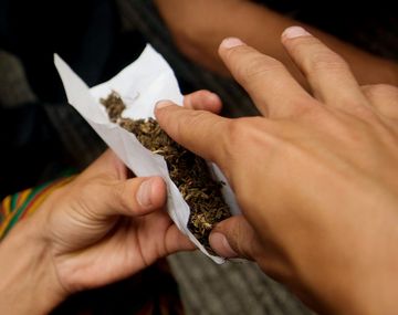 Detuvieron a sacerdote por fumar marihuana con dos monaguillos