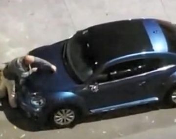 Encontró que un auto bloqueaba su estacionamiento y lo pateó y rayó