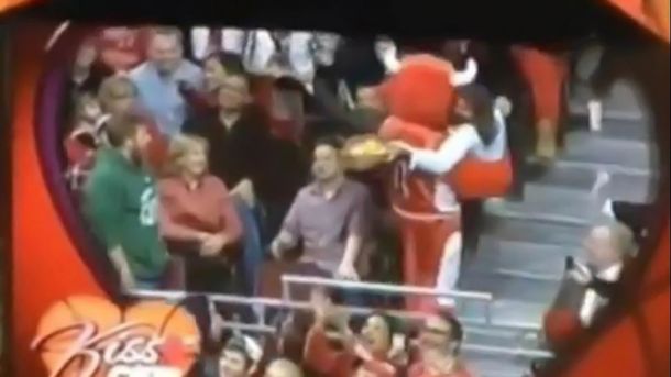 Insólito: la mascota de Chicago Bulls humilló a un espectador