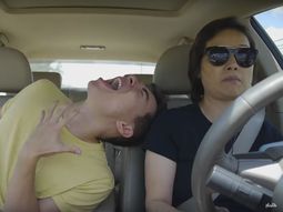 Paciencia de una mamá mientras su hijo baila y canta