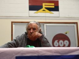 El expresidente José Mujica anunció que padece cáncer de esófago. El expresidente José Mujica anunció que padece cáncer de esófago.