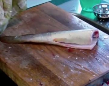 Cortó la cabeza de un pescado