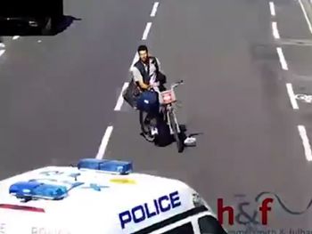 Robó un baúl y lo pisó la policía con el auto