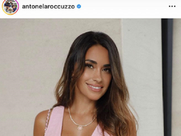 Antonela Roccuzzo marca tendencia desde Rosario con su microbikini fucsia