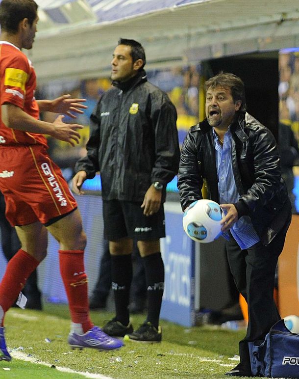 Arde Argentinos: un jugador le contestó a Caruso Lombardi