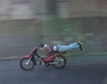 motociclista imprudente en la autopista Cañuelas