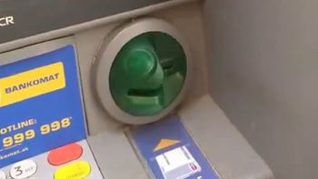 video: mira como hacen para robarte los datos de la tarjeta de debito video: mira como hacen para robarte los datos de la tarjeta de debito