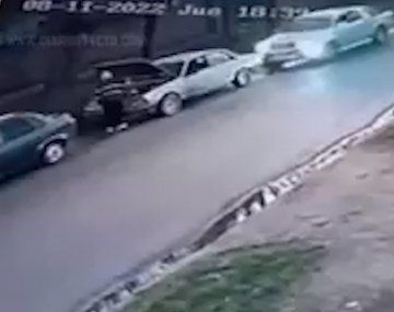 Impresionante choque en cadena: arreglaba el auto y fue aplastado por una camioneta