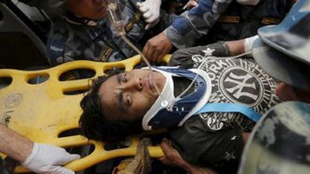 mira el rescate de un joven que estuvo cinco dias bajo los escombros en nepal mira el rescate de un joven que estuvo cinco dias bajo los escombros en nepal