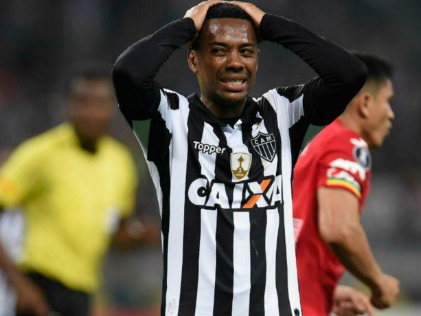 Condenaron a nueve años de prisión a futbolista Robinho por violación en grupo