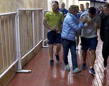 Tevez, afectado al salir del micro que llevó a Boca al Monumental