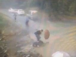 video: una piedra gigante cae de una montana y un turista se salva de milagro video: una piedra gigante cae de una montana y un turista se salva de milagro