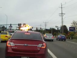 Una avioneta se estrelló en una autopista de Estados Unidos Una avioneta se estrelló en una autopista de Estados Unidos