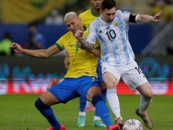 Richarlison y Messi en la final de la Copa América 2021
