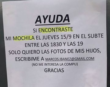 El cartel que el hombre pegó en Villa Urquiza a la salida del Subte