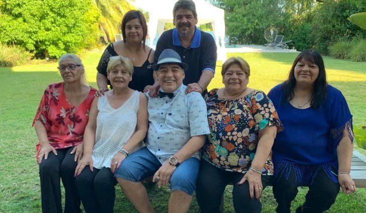 Las hermanas de Diego Maradona celebraron una misa en el primer aniversario de su muerte