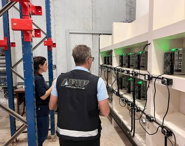 La AFIP descubrió una granja de minado de criptomonedas en un almacén de frutas