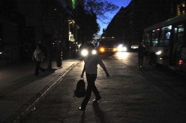 Hay seis barrios porteños y parte del conurbano que todavía están sin luz