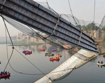 India: colapsó un puente colgante y murieron al menos 132 personas