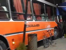 Ciudadela: micro escolar atropelló a un ciclista y se incrustó en un comercio