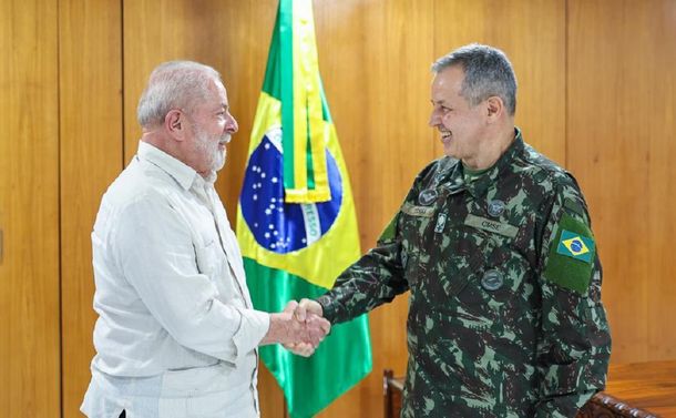 Lula echó al comandante del Ejército