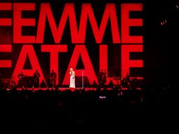mon laferte deslumbro en buenos aires con una noche intensa, teatral y cargada de emocion mon laferte deslumbro en buenos aires con una noche intensa, teatral y cargada de emocion