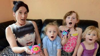 una madre denuncia que un muneco que le regalo a sus hijas dice malas palabras una madre denuncia que un muneco que le regalo a sus hijas dice malas palabras