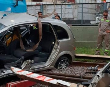 Una formación del tren Sarmiento chocó un auto en la estación Ramos Mejía
