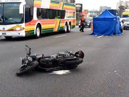 Un motociclista murió atropellado en la bajada de Constitución de la Autopista 9 de Julio
