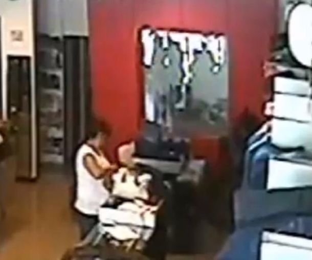VIDEO: Mirá estas mecheras que roban en local y escapan sin ser detectadas