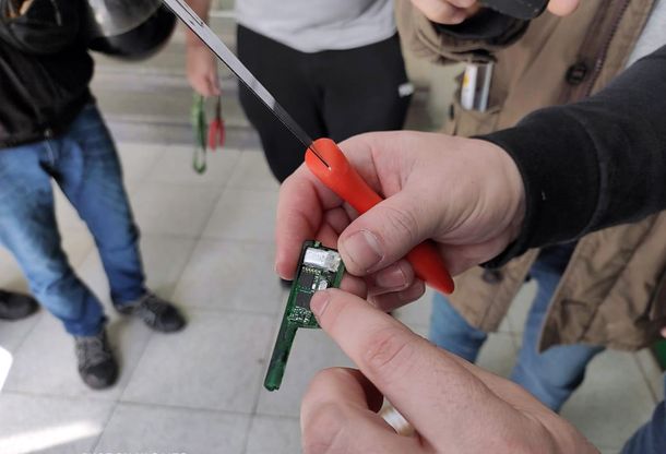 Efectivos policiales detuvieron a un hombre por clonar tarjetas de d&eacute;bito en un cajero autom&aacute;tico