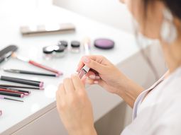 Las manchas de maquillaje ya no serán difícil de eliminar gracias a este truco casero.&nbsp;