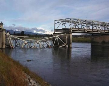 Se derrumbó un puente y varios autos cayeron a un río