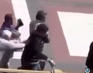 Extraña modalidad de robo grupal de un celular en la calle