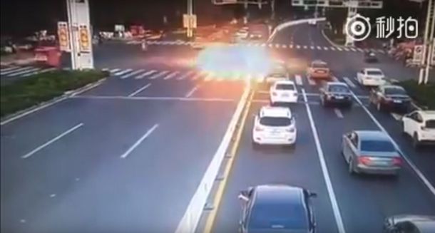 VIDEO: Impactante momento de la explosión de una camioneta en China