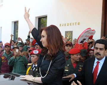 Cristina regresa al país tras participar del funeral de Chávez