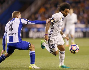 El lateral brasileño Marcelo, llevando la pelota contra un rival