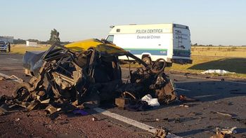 Así quedó el auto tras chocar contra un camión Así quedó el auto tras chocar contra un camión