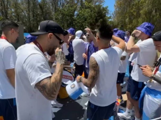 Se armó la fiesta arriba del micro de los campeones: ¿qué hace Nicolás Otamendi?