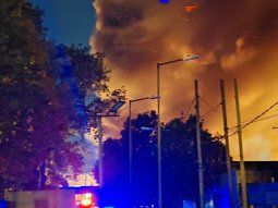 El incendio en el depósito de Otowil afectó a casas y vehículos. El incendio en el depósito de Otowil afectó a casas y vehículos.